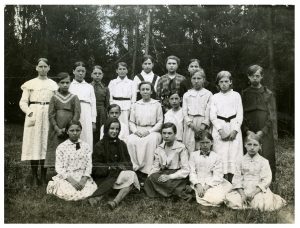 Первые учащиеся Белоусовской школы. 1889 год