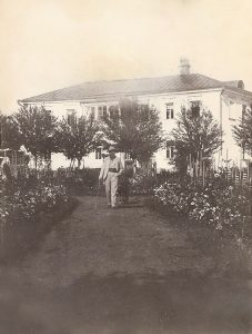 В.В. Новиков на фоне своего дома