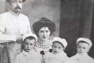 Александр Александрович и Юлия Васильевна (в девичестве Новикова) Соколовы с тремя сыновьями